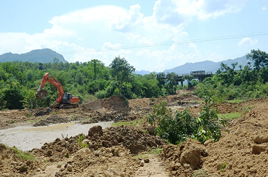 Vị trí lấy đất sét sát chân cầu Hố Lấm (thôn Hòa Hữu Tây, xã Đại Hồng, Đại Lộc) phục vụ cho chế biến vật liệu xây dựng hồi năm 2015. Ảnh:  TRẦN HỮU 