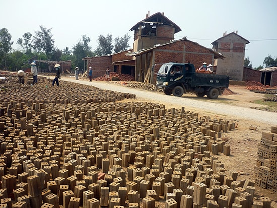 Nguồn nguyên liệu đất sét hợp pháp đang là “cơn khát” của nhiều cơ sở sản xuất gạch.  Ảnh:  TRẦN HỮU