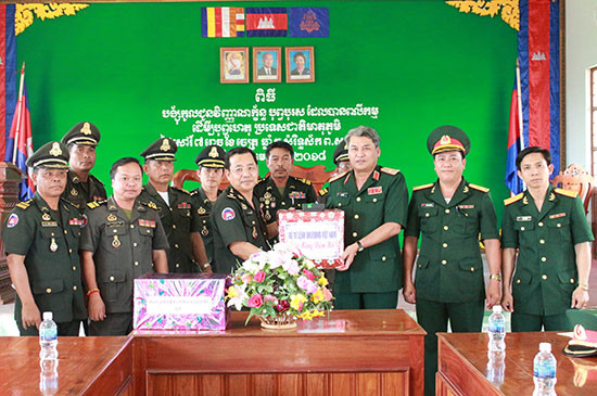 Trung tướng Nguyễn Long Cáng, Tư lệnh Quân khu 5 thăm, chúc tết, tặng quà Tỉnh ủy, UBND tỉnh Chămpasắk (Lào). Ảnh: XUÂN PHƯỚC