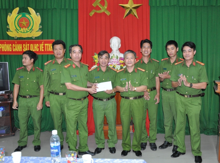 Đại tá Nguyễn Đức Dũng, PGĐ Công an tỉnh thưởng nóng CBCS Cảnh sát 113.