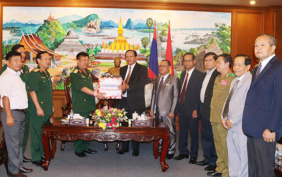 Trung tướng Nguyễn Long Cáng, Tư lệnh Quân khu 5 thăm, chúc tết, tặng quà Tỉnh ủy, UBND tỉnh Chămpasắk (Lào).