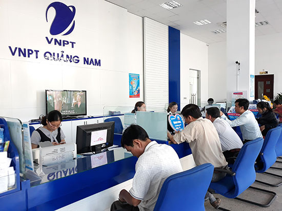 Khách hàng đến bổ sung thông tin tại Phòng giao dịch VNPT Quảng Nam (ảnh chụp chiều 11.4). Ảnh: C.N