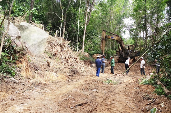 Người dân thôn 1, xã Tiên Thọ tự nguyện hiến đất đai, cây hoa màu, tiền mặt, đóng góp công lao động làm đường giao thông nông thôn. Ảnh: N.H