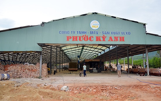 Muốn duy trì sản xuất lâu dài, các cơ sở sản xuất gạch phải có nguồn gốc đất sét hợp pháp.  TRONG ẢNH: Một cơ sở sản xuất gạch tại địa bàn huyện Quế Sơn.