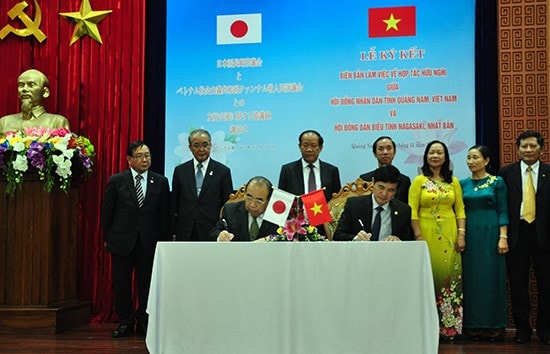 Signing ceremony of agreement on the friendship and cooperation between Quang Nam and Nagasaki (Japan) provinces in November 2017.