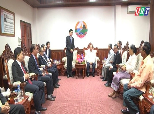 Secretary Quang (standing) at the meeting in Sekong on the occasion of Lao New Year 2018. Photo: quangnam.gov.vn