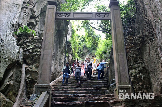 Danh thắng Ngũ Hành Sơn với vẻ đẹp kỳ bí thu hút hàng ngàn lượt khách thăm quan mỗi ngày. Ảnh: NGỌC HÀ