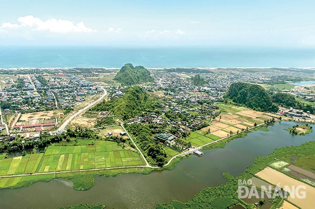 Ngũ Hành Sơn nhìn từ trên cao. Ảnh: ĐẶNG NỞ