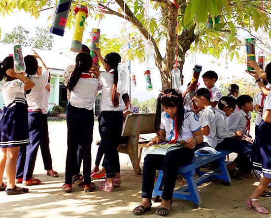 Mô hình “Thư viện xanh” ở Nông Sơn giúp học sinh dễ  tiếp cận với sách báo. Ảnh: THIÊN THU