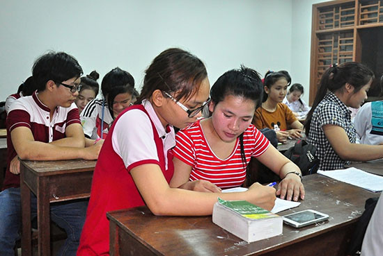 Sinh viên Trường Đại học Quảng Nam giúp đỡ các bạn du học sinh Lào học tiếng Việt. 