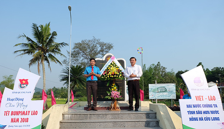 Các đồng chí lãnh đạo đặt vòng hoa tại Khu kháng chiến Hạ Lào. Ảnh: M.L