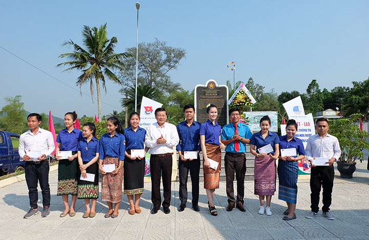 Hội LHTN Việt Nam tỉnh trao 10 suất học bổng cho các bạn sinh viên vượt khó học giỏi. Ảnh: M.L