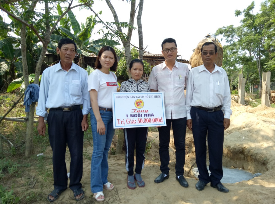 trao 50 triệu đồng cho chị Nguyễn Thị Thúy (ảnh: Bình Nguyên)