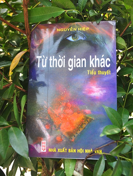 Tiểu thuyết Từ thời gian khác.