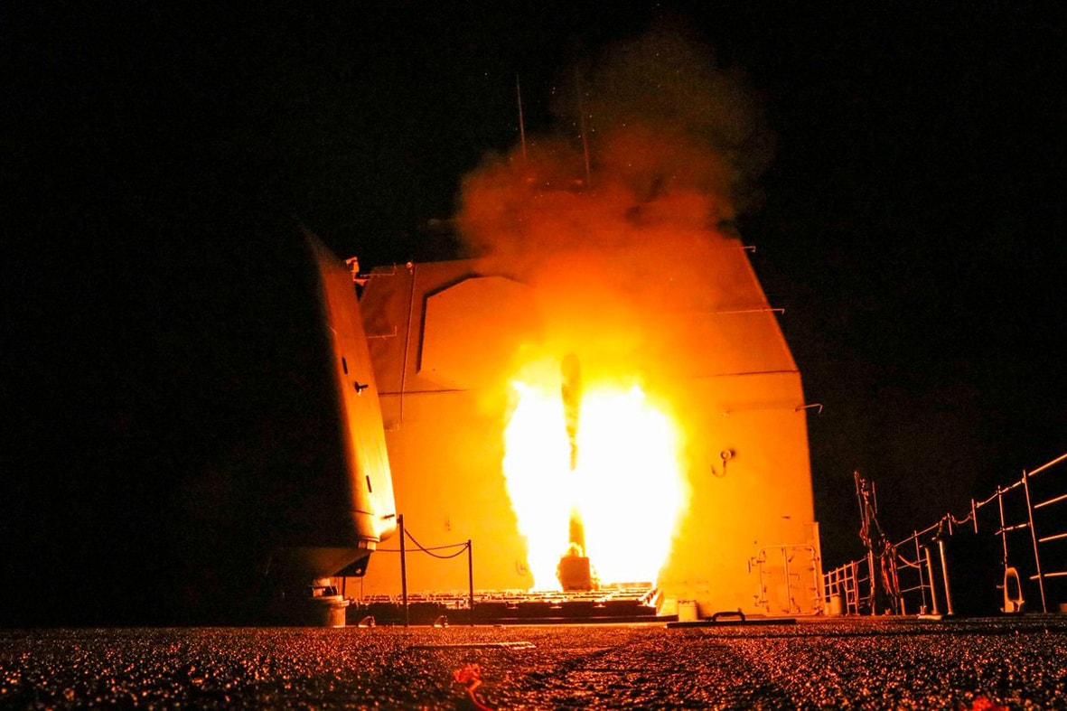 Tuần dương hạm USS Monterey khai hỏa tên lửa Tomahawk trong cuộc không kích Syria. Ảnh: Reuters