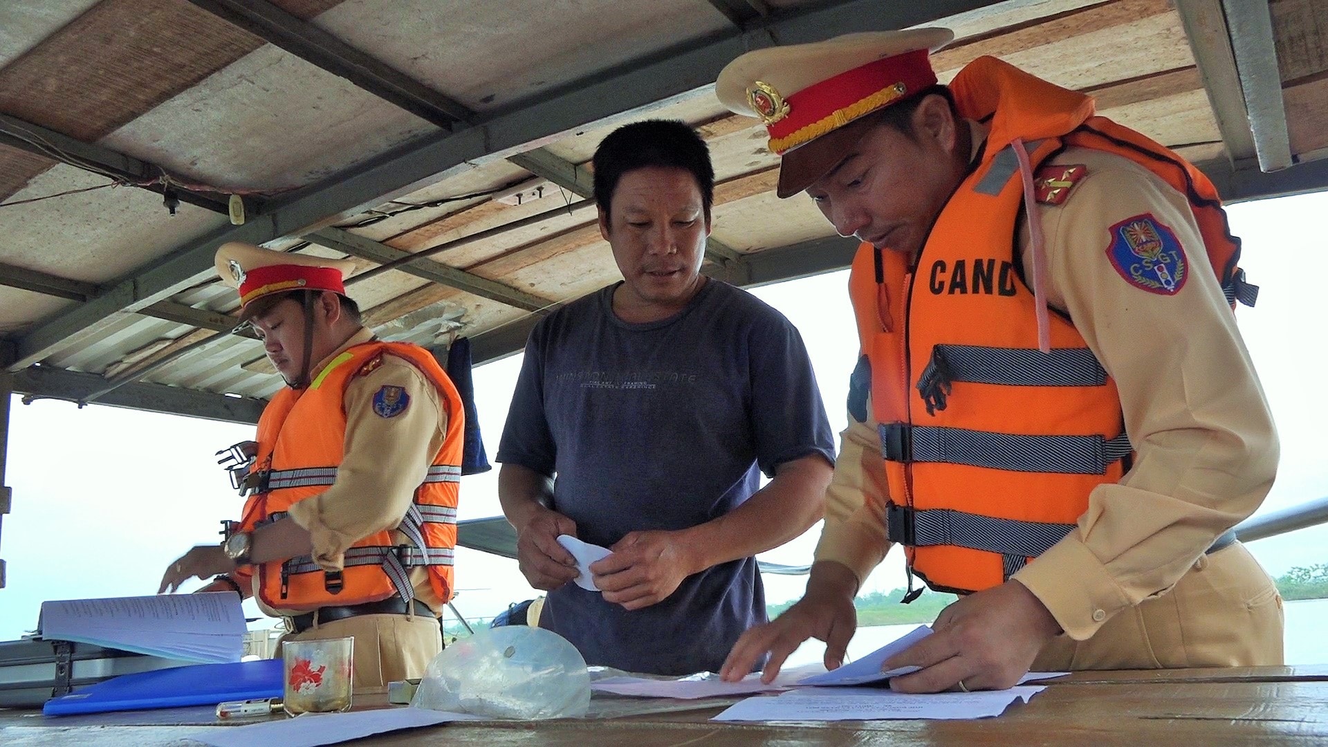 Lưc lượng Cảnh sát giao thông đường thủy (Thuộc Phòng CSGT công an tỉnh) kiểm tra an toàn đường thủy trên tuyến sông Thu Bồn. Ảnh: THANH THẮNG