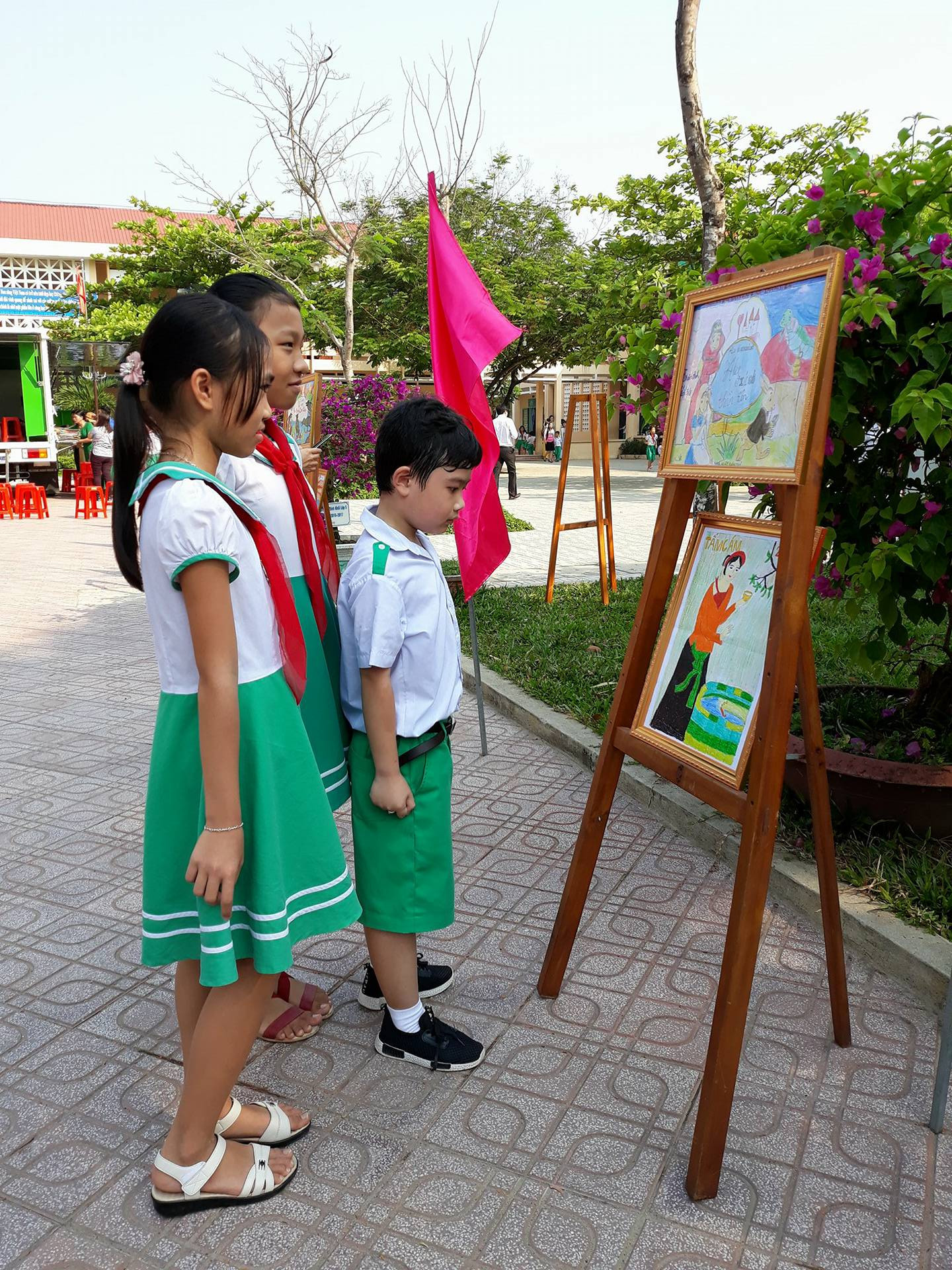 Học sinh Trường Tiểu học Nguyễn Văn Trỗi xem triển lãm tranh bìa sách trong Ngày sách Việt Nam. Ảnh: C.N