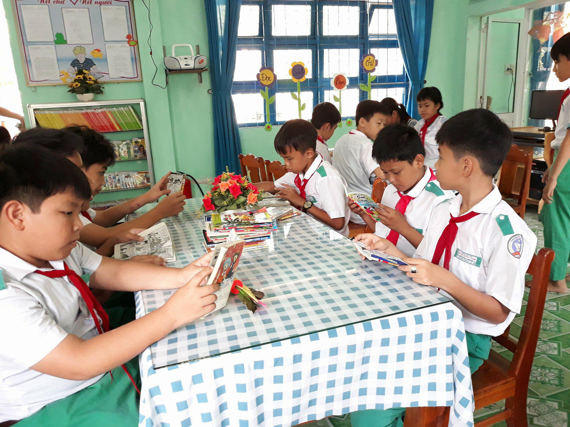 Học sinh Trường Tiểu học Lê Thị Hồng Gấm trong giờ đọc sách ở thư viện trường. Ảnh: C.N