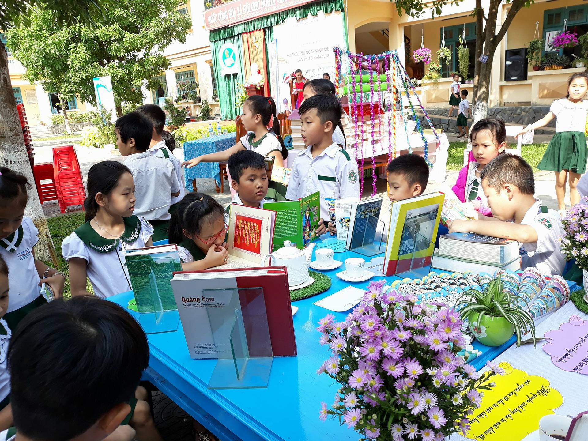 Học sinh Trường Tiểu học Kim Đồng trong Ngày sách Việt Nam. Ảnh: C.N