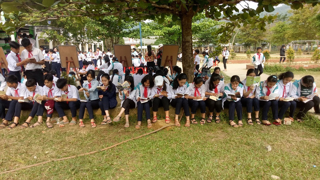 Xe sách lưu động của Thư viện tỉnh đến với học sinh huyện Phước Sơn. Ảnh: T.V