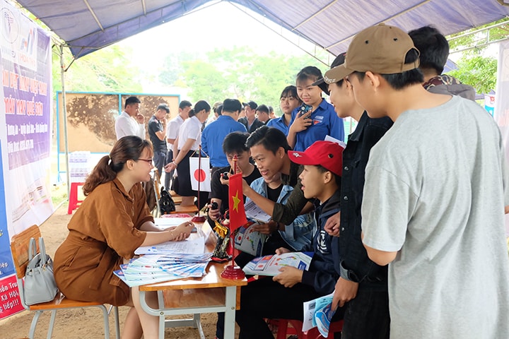 Thanh niên tìm hiểu thông tin tuyển dụng tại sàn giao dịch. Ảnh: M.L