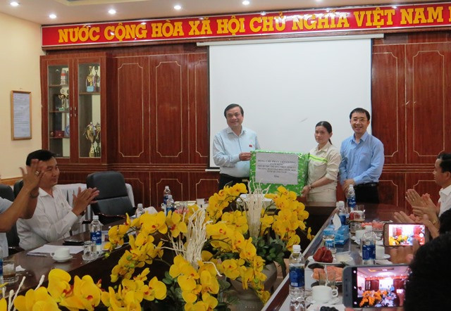 Phó Bí thư Thường trực Tỉnh ủy Phan Việt Cường trao tặng quà cho đại diện người lao động công ty. Ảnh: HOÀNG LIÊN