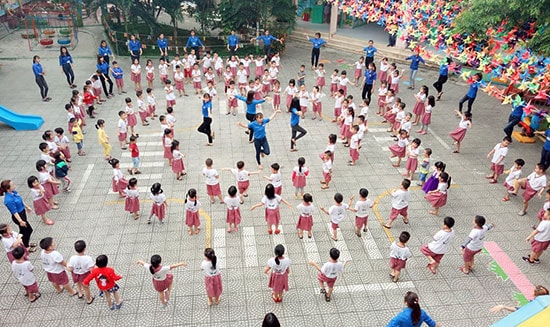 Môi trường trong và ngoài lớp học góp phần quan trọng trong việc phát triển thể chất và trí tuệ của trẻ. TRONG ẢNH: Giờ thể dục buổi sáng của Trường Mẫu giáo Hương Sen (Tam Kỳ). Ảnh: C.N