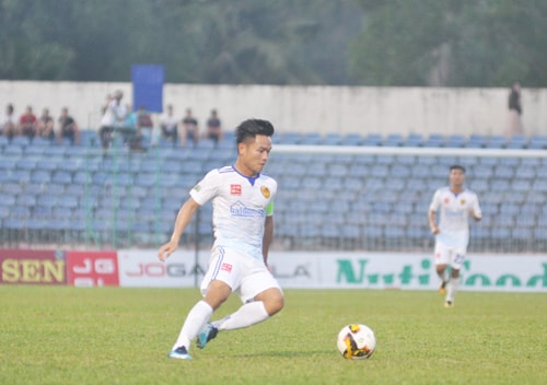 Thanh Trung ghi bàn ấn định chiến thắng 2-0 cho Quảng Nam. Ảnh: T.Vy