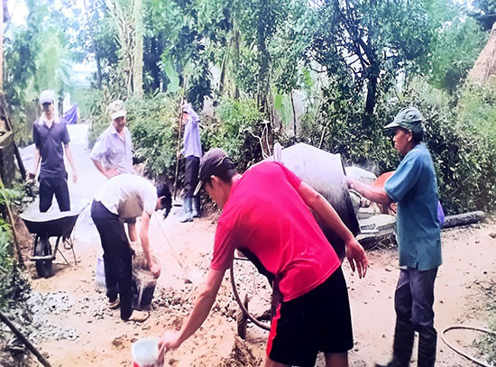 Hội viên nông dân Mỹ Thạch Đông (phường Tân Thạnh) đóng góp kinh phí và công lao động xây dựng đường bê tông kiệt hẻm. Ảnh: T.Q