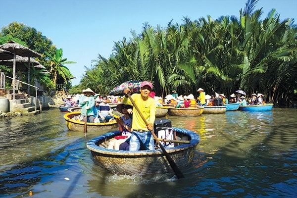 Sightseeing tours around the nipa forest by coracles.