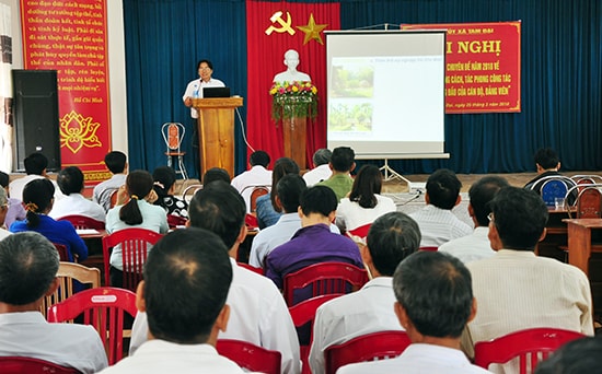 Anh Đỗ Văn Bình truyền đạt về tư tưởng, đạo đức, phong cách Hồ Chí Minh theo chuyên đề năm 2018 cho cán bộ, đảng viên xã Tam Đại (Phú Ninh).Ảnh: H.G