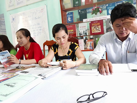 Giáo viên và phụ huynh Trường Tiểu học Lê Thị Hồng Gấm tại điểm “đọc sách với tách cà phê chia ngọt sẻ bùi”. Ảnh : C.N