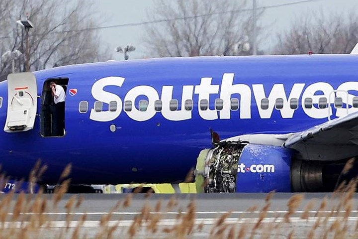   Hình ảnh máy bay Boeing 737 của hãng Southwest Airlines đậu trên sân bay, với động cơ trái bị toác. Ảnh: AP.
