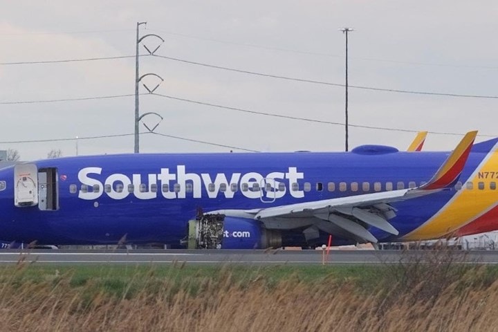 Có thể thấy cửa sổ bị vỡ sát bên phải dòng chữ Southwest. Ảnh: Reuters.