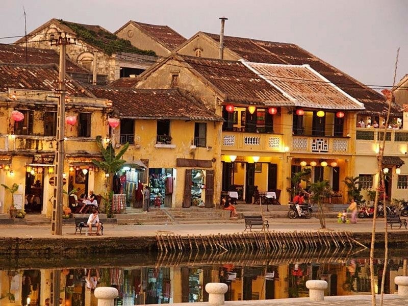 A corner of the Hoi An ancient quarter (contentedtraveller.com)