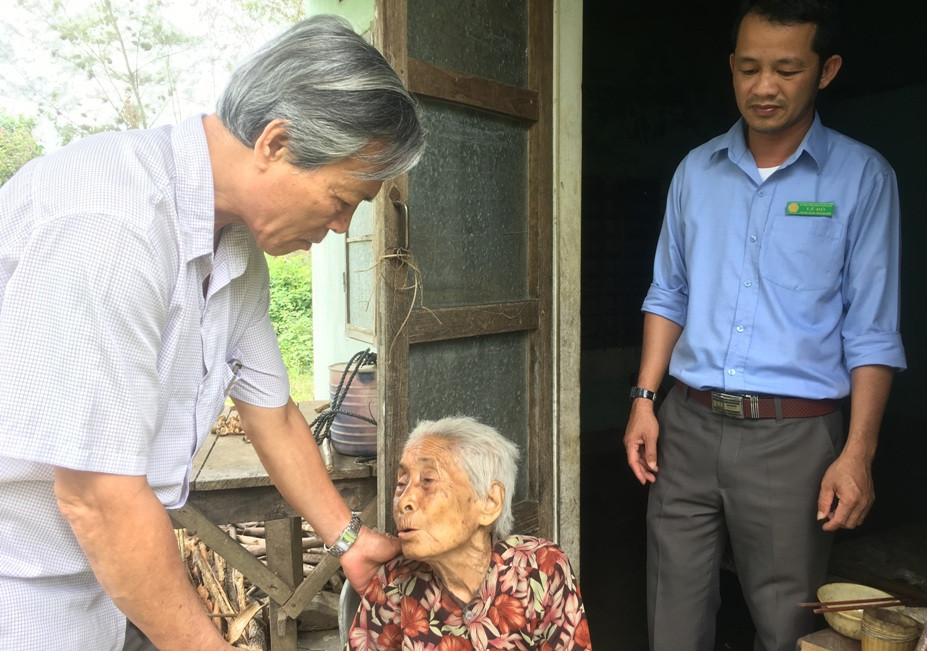 Ông Trần Văn Thức- Phó chủ tịch thường trực UBND huyện Thăng Bình tặng quà cho người khuyết tật.