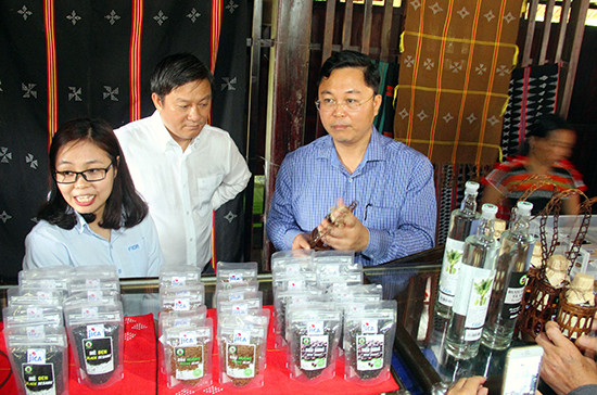 Phó Chủ tịch UBND tỉnh Lê Trí Thanh tham quan cửa hàng trưng bày sản phẩm nông nghiệp miền núi ở Nam Giang. Ảnh: ALĂNG NGƯỚC