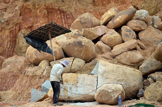 Hiện trường khai thác, chế biến đá ở núi Dàng, xã Phú Thọ.Ảnh: TRẦN HỮU