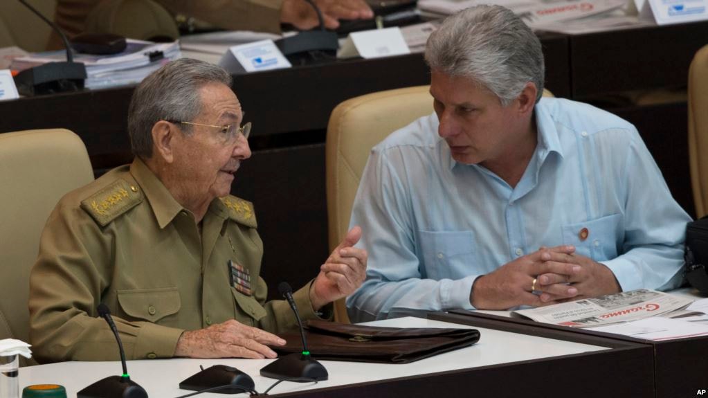 Ông Rául Castro (trái)- Bí thư thứ nhất Đảng Cộng sản Cuba và tân Chủ tịch Cuba- Miguel Diaz-Canel Bermudez. Ảnh: AP