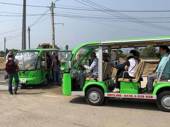 Xe điện trung chuyển khách vào làng gốm Thanh Hà. Ảnh: L.H