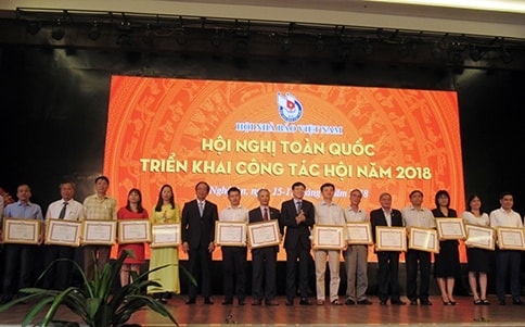 Trao tặng bằng khen cho các tập thể xuất sắc năm 2017. Ảnh: T.M