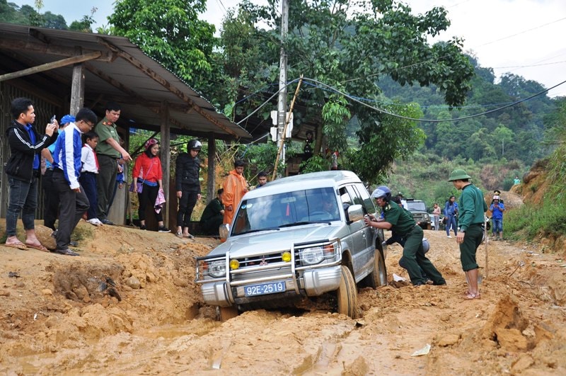 Đường lên các xã vùng biên Ch'Ơm, Gari (Tây Giang) rất khó khăn khiến cho hành trình đôi lần bị chậm trễ. Ảnh: VINH ANH