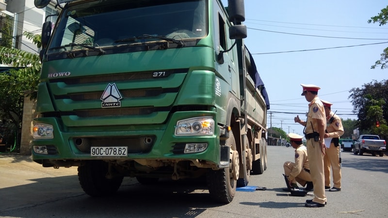 Tổ công tác của Phòng CSGT Công an tỉnh tiến hành cân trọng tải của xe. Ảnh: Đ.C