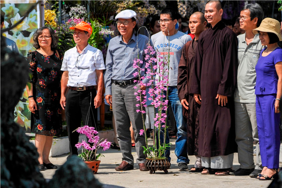 Đoàn nghệ nhân chơi lan của tỉnh Thừa Thiên Huế mang đến tác phẩm Lan Trầm “khủng”.