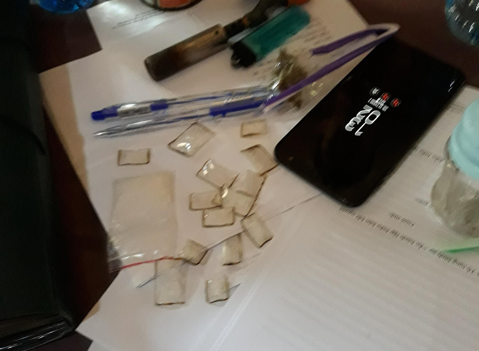 15 gói ma túy đá mà cơ quan công an phát hiện tại nhà của đối tượng Sáng. Ảnh: P.NAM