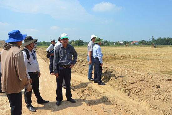 Cần minh bạch và giám sát kỹ nguồn đất dư thừa trong quá trình cải tạo đồng ruộng.  TRONG ẢNH: Đất sét dư thừa còn lại tại hiện trường ở cánh đồng của xã Điện Thắng Bắc. Ảnh: T.HỮU