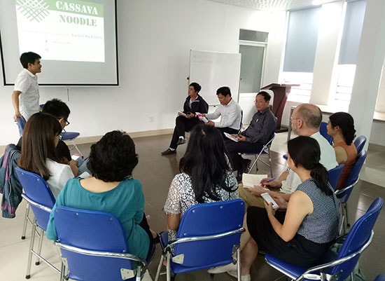 Anh Dương Ngọc Ảnh thuyết trình về dự án “Cassava Noddle” với các chuyên gia nước ngoài và “Vườn ươm doanh nghiệp Đà Nẵng”.