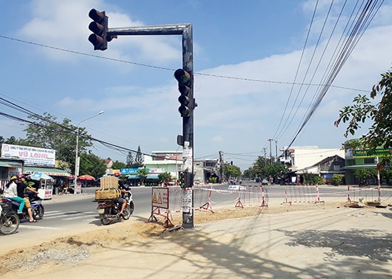 Công trình tuyến ống cấp nước dọc vỉa hè đường Phan Châu Trinh (phường Hòa Hương) đã hết hạn giấy phép thi công nhưng vẫn chưa hoàn thành. Ảnh X.T