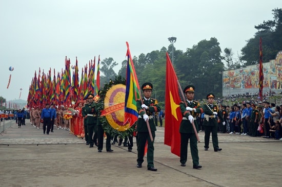 Đoàn tiêu binh dẫn đầu tiến vào khu di tích Đền Hùng