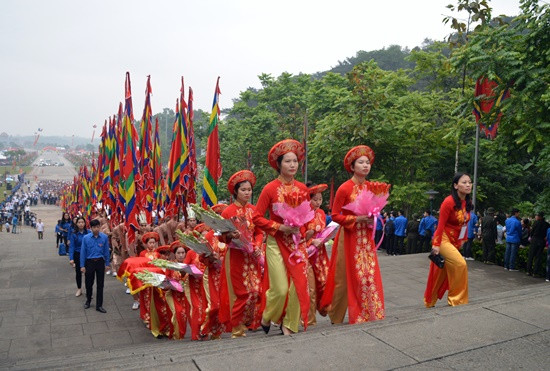 Các thiếu nữ cầm hương, hoa, lễ vật và 100 thanh niên con Lạc cháu Hồng rước cờ trong nghi lễ Giỗ Tổ.